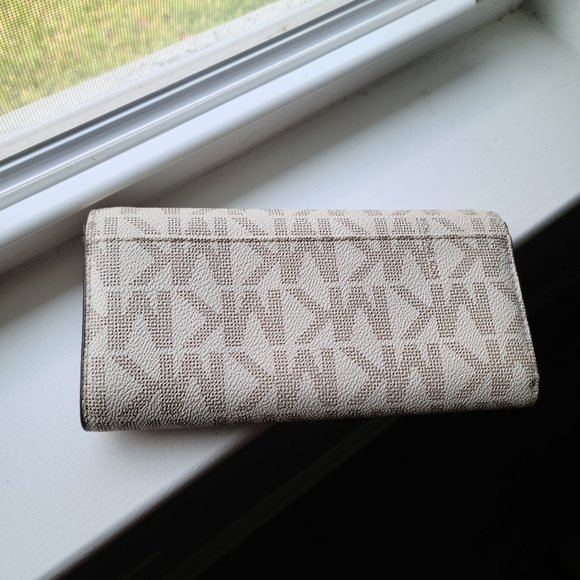 Michael Kors Wallet/Clutch (Wear And Tear) - Picture 4 of 9